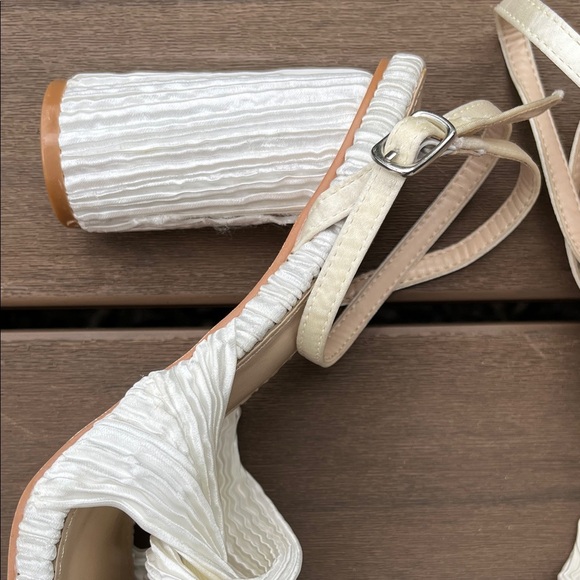 Ruffled Twist Top Fabric Covered White Women's Heeled Sandals - Size 7.5 - Picture 6 of 13